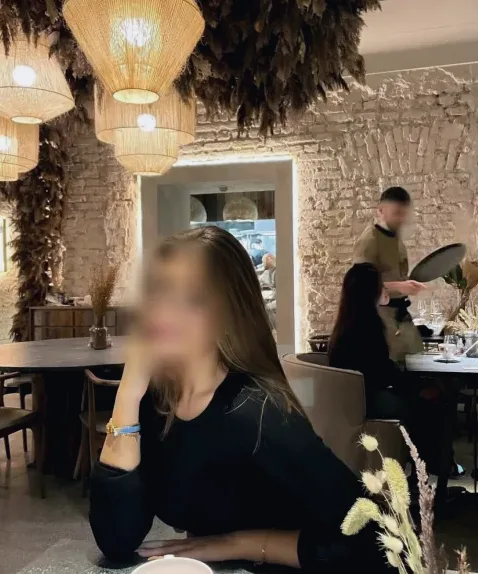 Mia, 25